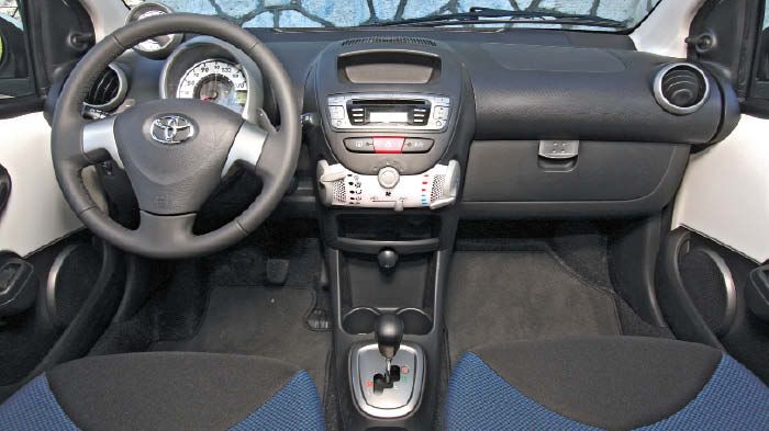 Το εσωτερικό του Toyota Aygo είναι όμορφο σε σχεδίαση και αρέσει στο νεανικό κοινό.